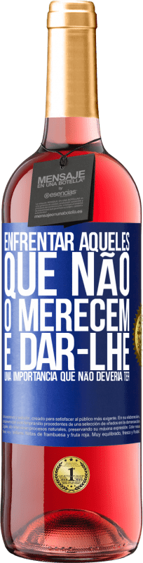 29,95 € Envio grátis | Vinho rosé Edição ROSÉ Enfrentar aqueles que não o merecem é dar-lhe uma importância que não deveria ter Etiqueta Azul. Etiqueta personalizável Vinho jovem Colheita 2024 Tempranillo