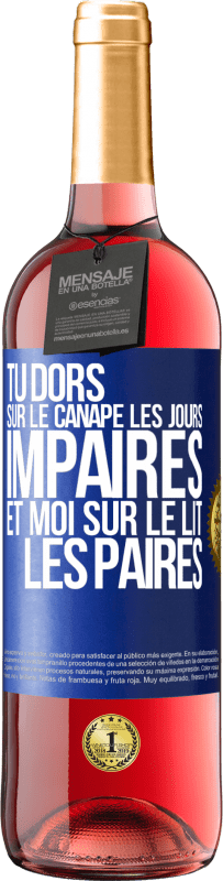 29,95 € Envoi gratuit | Vin rosé Édition ROSÉ Tu dors sur le canapé les jours impaires et moi sur le lit les paires Étiquette Bleue. Étiquette personnalisable Vin jeune Récolte 2024 Tempranillo