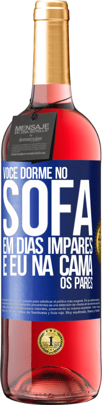 29,95 € Envio grátis | Vinho rosé Edição ROSÉ Você dorme no sofá em dias ímpares e eu na cama os pares Etiqueta Azul. Etiqueta personalizável Vinho jovem Colheita 2024 Tempranillo