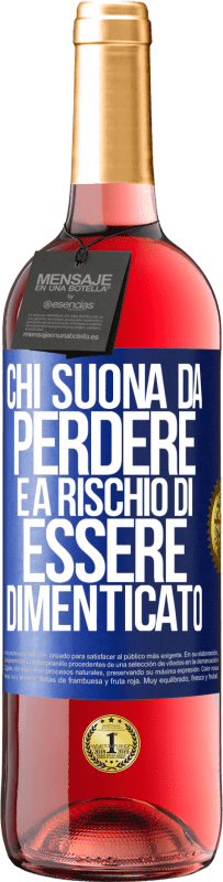 29,95 € Spedizione Gratuita | Vino rosato Edizione ROSÉ Chi suona da perdere è a rischio di essere dimenticato Etichetta Blu. Etichetta personalizzabile Vino giovane Raccogliere 2024 Tempranillo