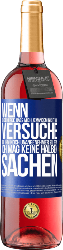 29,95 € Kostenloser Versand | Roséwein ROSÉ Ausgabe Wenn ich bemerke, dass mich jemandem nicht mag, versuche ich ihm noch unangenehmer zu sein ... Ich mag keine halben Sachen Blaue Markierung. Anpassbares Etikett Junger Wein Ernte 2024 Tempranillo