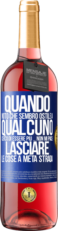 29,95 € Spedizione Gratuita | Vino rosato Edizione ROSÉ Quando noto che piaccio a qualcuno, cerco di piacergli di peggio ... Non mi piace lasciare le cose a metà strada Etichetta Blu. Etichetta personalizzabile Vino giovane Raccogliere 2024 Tempranillo