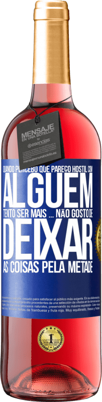 29,95 € Envio grátis | Vinho rosé Edição ROSÉ Quando percebo que alguém gosta de mim, tento gostar mais dele ... não gosto de deixar as coisas pela metade Etiqueta Azul. Etiqueta personalizável Vinho jovem Colheita 2024 Tempranillo