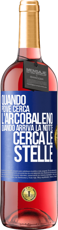 29,95 € Spedizione Gratuita | Vino rosato Edizione ROSÉ Quando piove, cerca l'arcobaleno, quando arriva la notte, cerca le stelle Etichetta Blu. Etichetta personalizzabile Vino giovane Raccogliere 2024 Tempranillo