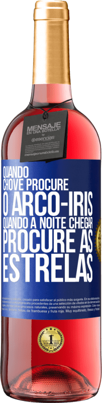 29,95 € Envio grátis | Vinho rosé Edição ROSÉ Quando chove, procure o arco-íris, quando a noite chegar, procure as estrelas Etiqueta Azul. Etiqueta personalizável Vinho jovem Colheita 2024 Tempranillo