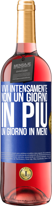 29,95 € Spedizione Gratuita | Vino rosato Edizione ROSÉ Vivi intensamente, non un giorno in più, un giorno in meno Etichetta Blu. Etichetta personalizzabile Vino giovane Raccogliere 2024 Tempranillo