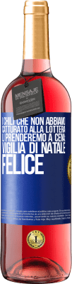 29,95 € Spedizione Gratuita | Vino rosato Edizione ROSÉ I chili che non abbiamo catturato alla lotteria, li prenderemo a cena: vigilia di Natale felice Etichetta Blu. Etichetta personalizzabile Vino giovane Raccogliere 2024 Tempranillo