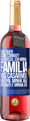 29,95 € Envio grátis | Vinho rosé Edição ROSÉ Você quer casar comigo? Não posso, em minha família, nos casarmos: meu pai, minha mãe, meu avô e minha avó Etiqueta Azul. Etiqueta personalizável Vinho jovem Colheita 2024 Tempranillo