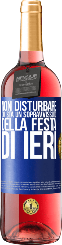 29,95 € Spedizione Gratuita | Vino rosato Edizione ROSÉ Non disturbare. Qui sta un sopravvissuto della festa di ieri Etichetta Blu. Etichetta personalizzabile Vino giovane Raccogliere 2024 Tempranillo