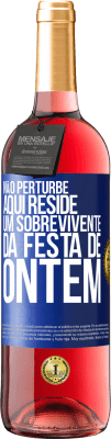 29,95 € Envio grátis | Vinho rosé Edição ROSÉ Não perturbe. Aqui reside um sobrevivente da festa de ontem Etiqueta Azul. Etiqueta personalizável Vinho jovem Colheita 2024 Tempranillo