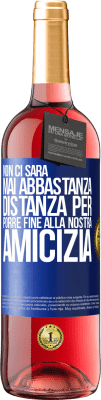 29,95 € Spedizione Gratuita | Vino rosato Edizione ROSÉ Non ci sarà mai abbastanza distanza per porre fine alla nostra amicizia Etichetta Blu. Etichetta personalizzabile Vino giovane Raccogliere 2023 Tempranillo