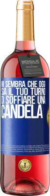 29,95 € Spedizione Gratuita | Vino rosato Edizione ROSÉ Mi sembra che oggi sia il tuo turno di soffiare una candela Etichetta Blu. Etichetta personalizzabile Vino giovane Raccogliere 2024 Tempranillo