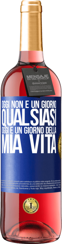 29,95 € Spedizione Gratuita | Vino rosato Edizione ROSÉ Oggi non è un giorno qualsiasi, oggi è un giorno della mia vita Etichetta Blu. Etichetta personalizzabile Vino giovane Raccogliere 2024 Tempranillo