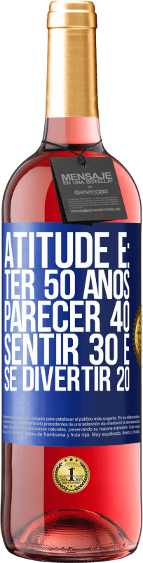 29,95 € Envio grátis | Vinho rosé Edição ROSÉ Atitude é: ter 50 anos, parecer 40, sentir 30 e se divertir 20 Etiqueta Azul. Etiqueta personalizável Vinho jovem Colheita 2023 Tempranillo