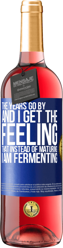 29,95 € Free Shipping | Rosé Wine ROSÉ Edition The years go by and I get the feeling that instead of maturing, I am fermenting Blue Label. Customizable label Young wine Harvest 2023 Tempranillo