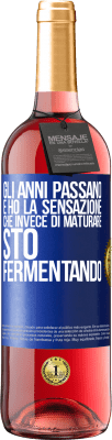 29,95 € Spedizione Gratuita | Vino rosato Edizione ROSÉ Gli anni passano e ho la sensazione che invece di maturare, sto fermentando Etichetta Blu. Etichetta personalizzabile Vino giovane Raccogliere 2023 Tempranillo