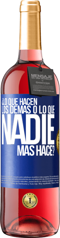 29,95 € Envío gratis | Vino Rosado Edición ROSÉ ¿Lo que hacen los demás o lo que nadie más hace? Etiqueta Azul. Etiqueta personalizable Vino joven Cosecha 2023 Tempranillo