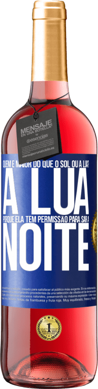 29,95 € Envio grátis | Vinho rosé Edição ROSÉ Quem é maior do que o sol ou a lua? A lua, porque ela tem permissão para sair à noite Etiqueta Azul. Etiqueta personalizável Vinho jovem Colheita 2024 Tempranillo