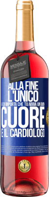 29,95 € Spedizione Gratuita | Vino rosato Edizione ROSÉ Alla fine, l'unico a cui importa che tu abbia un buon cuore è il cardiologo Etichetta Blu. Etichetta personalizzabile Vino giovane Raccogliere 2023 Tempranillo