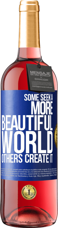 29,95 € 送料無料 | ロゼワイン ROSÉエディション より美しい世界を求める人もいれば、それを作り出す人もいます 青いタグ. カスタマイズ可能なラベル 若いワイン 収穫 2023 Tempranillo
