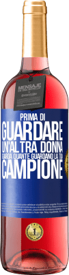 29,95 € Spedizione Gratuita | Vino rosato Edizione ROSÉ Prima di guardare un'altra donna, guarda quante guardano la tua, campione Etichetta Blu. Etichetta personalizzabile Vino giovane Raccogliere 2024 Tempranillo