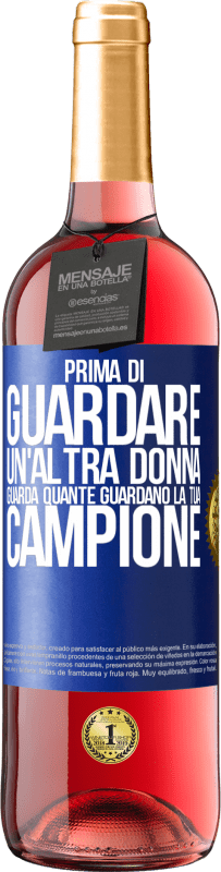 29,95 € Spedizione Gratuita | Vino rosato Edizione ROSÉ Prima di guardare un'altra donna, guarda quante guardano la tua, campione Etichetta Blu. Etichetta personalizzabile Vino giovane Raccogliere 2024 Tempranillo