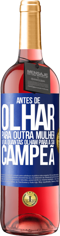 29,95 € Envio grátis | Vinho rosé Edição ROSÉ Antes de olhar para outra mulher veja quantas olham para a sua campeã Etiqueta Azul. Etiqueta personalizável Vinho jovem Colheita 2024 Tempranillo