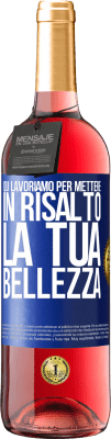 29,95 € Spedizione Gratuita | Vino rosato Edizione ROSÉ Qui lavoriamo per mettere in risalto la tua bellezza Etichetta Blu. Etichetta personalizzabile Vino giovane Raccogliere 2023 Tempranillo