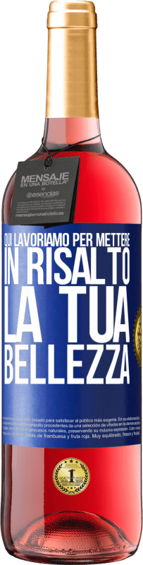 29,95 € Spedizione Gratuita | Vino rosato Edizione ROSÉ Qui lavoriamo per mettere in risalto la tua bellezza Etichetta Blu. Etichetta personalizzabile Vino giovane Raccogliere 2024 Tempranillo