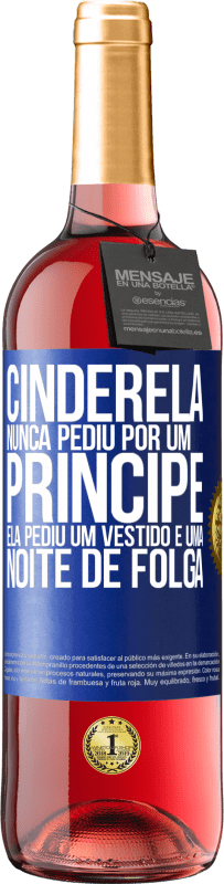 29,95 € Envio grátis | Vinho rosé Edição ROSÉ Cinderela nunca pediu por um príncipe. Ela pediu um vestido e uma noite de folga Etiqueta Azul. Etiqueta personalizável Vinho jovem Colheita 2024 Tempranillo