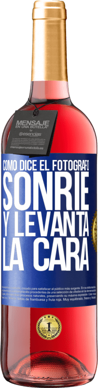 29,95 € Envío gratis | Vino Rosado Edición ROSÉ Como dice el fotógrafo, sonríe y levanta la cara Etiqueta Azul. Etiqueta personalizable Vino joven Cosecha 2024 Tempranillo