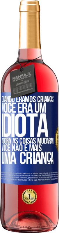 29,95 € Envio grátis | Vinho rosé Edição ROSÉ Quando éramos crianças, você era um idiota. Agora as coisas mudaram. Você não é mais uma criança Etiqueta Azul. Etiqueta personalizável Vinho jovem Colheita 2023 Tempranillo