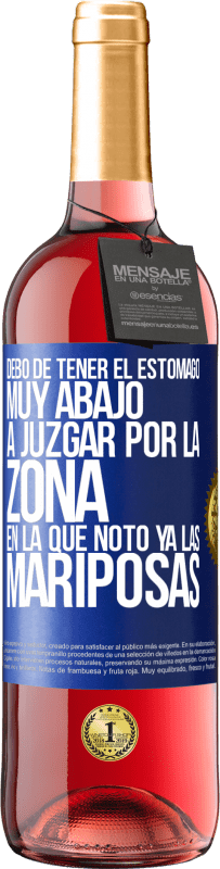 29,95 € Envío gratis | Vino Rosado Edición ROSÉ Debo de tener el estómago muy abajo a juzgar por la zona en la que noto ya las mariposas Etiqueta Azul. Etiqueta personalizable Vino joven Cosecha 2024 Tempranillo