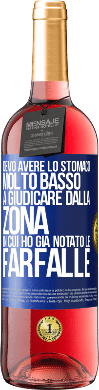 29,95 € Spedizione Gratuita | Vino rosato Edizione ROSÉ Devo avere lo stomaco molto basso a giudicare dalla zona in cui ho già notato le farfalle Etichetta Blu. Etichetta personalizzabile Vino giovane Raccogliere 2023 Tempranillo