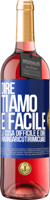 29,95 € Spedizione Gratuita | Vino rosato Edizione ROSÉ Dire ti amo è facile. La cosa difficile è dire Parangaricutirimicuaro Etichetta Blu. Etichetta personalizzabile Vino giovane Raccogliere 2023 Tempranillo