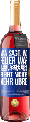 29,95 € Kostenloser Versand | Roséwein ROSÉ Ausgabe Man sagt, wo Feuer war, bleibt Asche übrig. Wenn man aber fegen gelernt hat, bleibt nichts mehr übrig Blaue Markierung. Anpassbares Etikett Junger Wein Ernte 2024 Tempranillo