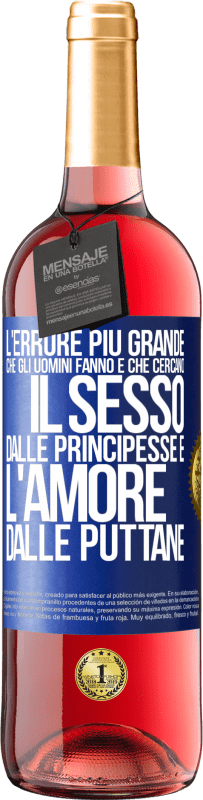 29,95 € Spedizione Gratuita | Vino rosato Edizione ROSÉ L'errore più grande che gli uomini fanno è che cercano il sesso dalle principesse e l'amore dalle puttane Etichetta Blu. Etichetta personalizzabile Vino giovane Raccogliere 2023 Tempranillo