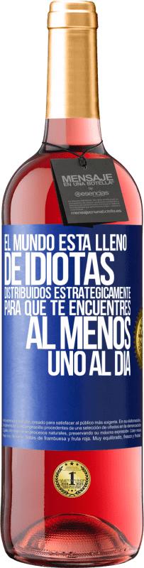 29,95 € Envío gratis | Vino Rosado Edición ROSÉ El mundo está lleno de idiotas distribuidos estratégicamente para que te encuentres, al menos, uno al día Etiqueta Azul. Etiqueta personalizable Vino joven Cosecha 2024 Tempranillo