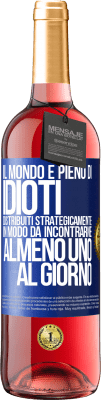 29,95 € Spedizione Gratuita | Vino rosato Edizione ROSÉ Il mondo è pieno di idioti distribuiti strategicamente in modo da incontrarne almeno uno al giorno Etichetta Blu. Etichetta personalizzabile Vino giovane Raccogliere 2023 Tempranillo