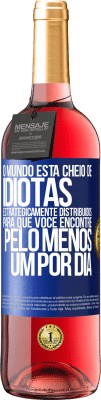 29,95 € Envio grátis | Vinho rosé Edição ROSÉ O mundo está cheio de idiotas estrategicamente distribuídos para que você encontre pelo menos um por dia Etiqueta Azul. Etiqueta personalizável Vinho jovem Colheita 2023 Tempranillo