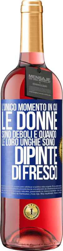 29,95 € Spedizione Gratuita | Vino rosato Edizione ROSÉ L'unico momento in cui le donne sono deboli è quando le loro unghie sono dipinte di fresco Etichetta Blu. Etichetta personalizzabile Vino giovane Raccogliere 2023 Tempranillo