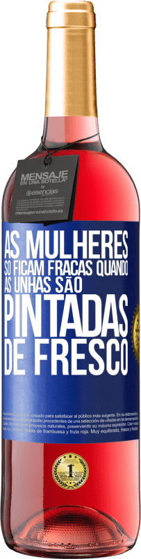 29,95 € Envio grátis | Vinho rosé Edição ROSÉ As mulheres só ficam fracas quando as unhas são pintadas de fresco Etiqueta Azul. Etiqueta personalizável Vinho jovem Colheita 2023 Tempranillo