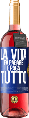 29,95 € Spedizione Gratuita | Vino rosato Edizione ROSÉ La vita fa pagare e paga tutto Etichetta Blu. Etichetta personalizzabile Vino giovane Raccogliere 2024 Tempranillo