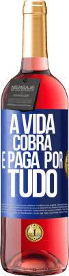 29,95 € Envio grátis | Vinho rosé Edição ROSÉ A vida cobra e paga por tudo Etiqueta Azul. Etiqueta personalizável Vinho jovem Colheita 2023 Tempranillo