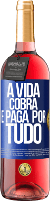 29,95 € Envio grátis | Vinho rosé Edição ROSÉ A vida cobra e paga por tudo Etiqueta Azul. Etiqueta personalizável Vinho jovem Colheita 2025 Tempranillo