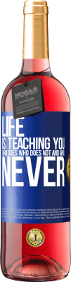 29,95 € Free Shipping | Rosé Wine ROSÉ Edition Life is teaching you who does, who does not and who never Blue Label. Customizable label Young wine Harvest 2023 Tempranillo