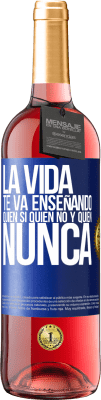 29,95 € Envío gratis | Vino Rosado Edición ROSÉ La vida te va enseñando quién sí, quién no y quién nunca Etiqueta Azul. Etiqueta personalizable Vino joven Cosecha 2024 Tempranillo