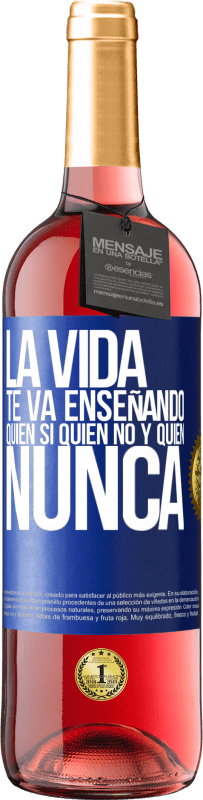 29,95 € Envío gratis | Vino Rosado Edición ROSÉ La vida te va enseñando quién sí, quién no y quién nunca Etiqueta Azul. Etiqueta personalizable Vino joven Cosecha 2023 Tempranillo