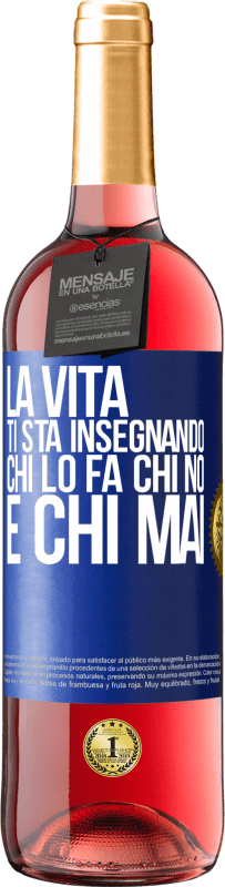 29,95 € Spedizione Gratuita | Vino rosato Edizione ROSÉ La vita ti sta insegnando chi lo fa, chi no e chi mai Etichetta Blu. Etichetta personalizzabile Vino giovane Raccogliere 2023 Tempranillo