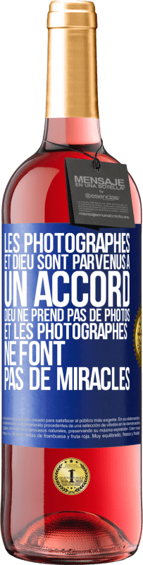 29,95 € Envoi gratuit | Vin rosé Édition ROSÉ Les photographes et Dieu sont parvenus à un accord. Dieu ne prend pas de photos et les photographes ne font pas de miracles Étiquette Bleue. Étiquette personnalisable Vin jeune Récolte 2023 Tempranillo